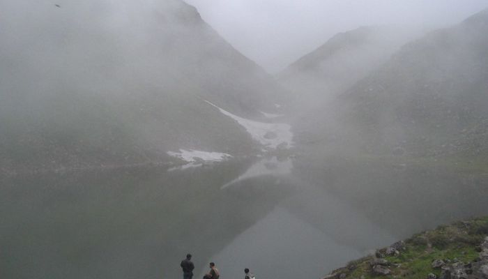 Chorabari Tal (Gandhi Sarovar), a breathtaking high-altitude lake surrounded by snow-clad peaks and pristine wilderness
