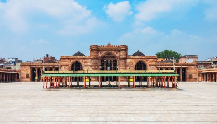 Jama Masjid Elegance: Captivating architectural beauty