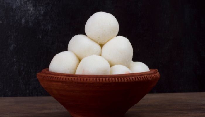 Rasgulla, spongy and syrupy Indian sweet delicacies, served in a bowl