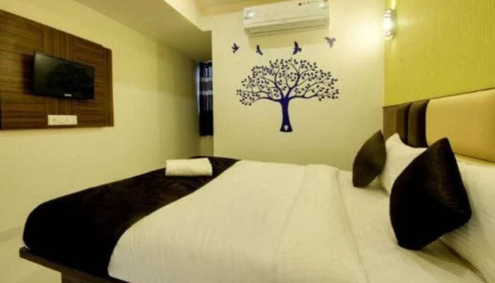 Exterior view of Satellite Inn, a welcoming space for travelers with pets, offering a blend of comfort and convenience