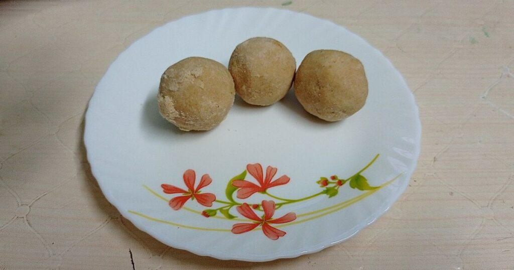 Sunnundalu, wholesome sweet spherical balls made from roasted Urad Dal